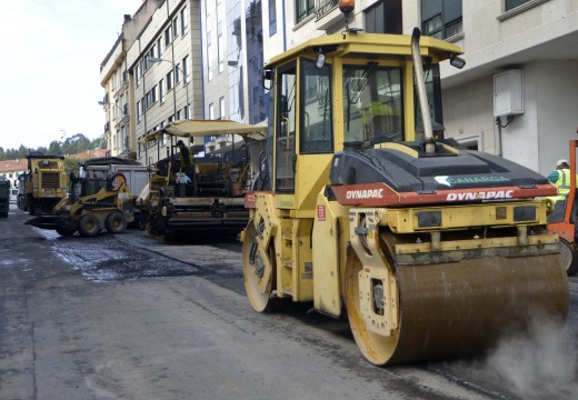 Comezo das obras de pavimentación da rúa Xosé Ramón Barreiro na cidade de Riveira